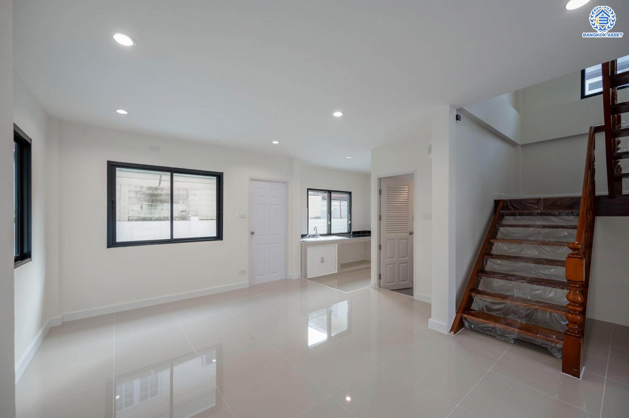 บ้านมือสองตกแต่งใหม่ โครงการ มณียา3 รัตนาธิเบศร์-ท่าอิฐ แบรนด์ Property Perfect หลังใหญ่ เนื้อที่ 61.3 ตร.ว. ฟังก์ชันครบ 3 ห้องนอน 2 ห้องน้ำ 1 ห้องอเนกประสงค์ 3 ที่จอดรถ บนทำเลเชื่อมต่อถนนรัตนาธิเบศร์ และถนนราชพฤกษ์ ใจกลาง 2 เซ็นทรัลฯ ใกล้ MRT "สถานีบางรักน้อยท่าอิฐ" และทางด่วน "งามวงศ์วาน"